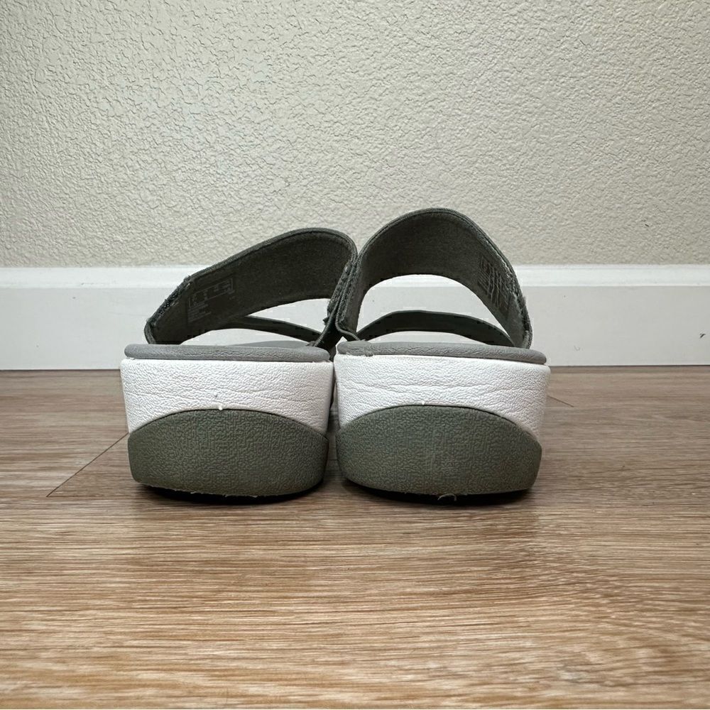 Clarks Women’s Gray Slip On Sandals - Picture 9 of 12